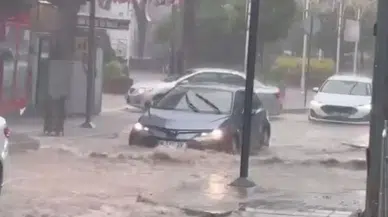 Sinop Türkeli'de sağanak : Cadde ve sokaklar göle döndü