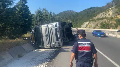 Bilecik’te tır yan yattı : Sürücünün kontrolü kaybetmesi kazaya yol açtı