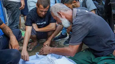 İsrail, Gazze'de cenaze törenini bombaladı : 7 ölü, 17 yaralı