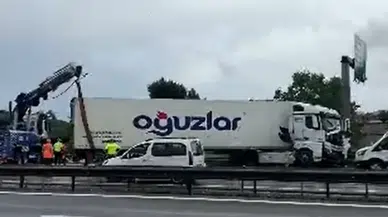 Pendik TEM otoyolunda kaza : Tır bariyerlere çarptı