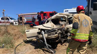 Manisa Kula'da kamyonet ile otomobil çarpıştı : 1 ölü, 1 yaralı