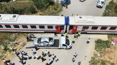 Muş'ta tren otomobile çarptı: 3 yaralı