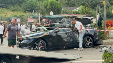 Beykoz'da iki otomobil kafa kafaya çarpıştı : Kazada 7 kişi yaralandı