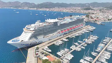Bodrum'a dev kruvaziyer geldi : Aroya 2 bin 360 turisti ilçeye getirdi