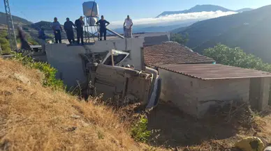 Hatay'da hafif ticari araç evin bahçesine uçtu : 1 yaralı