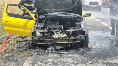Tekirdağ'da otomobil alev alev yandı : Trafik tek şeritten sağlandı
