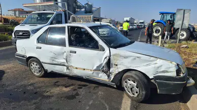 Şanlıurfa'da otomobil traktörle çarpıştı : 4 yaralı