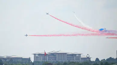 NATO Zirvesi öncesi Türk Yıldızları'ndan gösteri