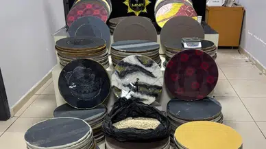 Mersin'de duvar saatlerine gizlenmiş 187 bin uyuşturucu hap ele geçirildi : 4 tutuklama