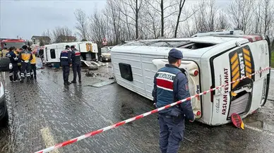 Bursa Gemlik’te servis minibüsü ile SUV çarpıştı : 15 kişi yaralandı