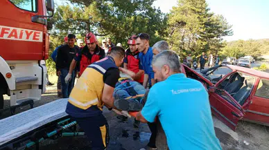 Balıkesir Dursunbey'de iki otomobil çarpıştı : 3 yaralı