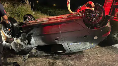 Adana'da otomobil sulama kanalına devrildi