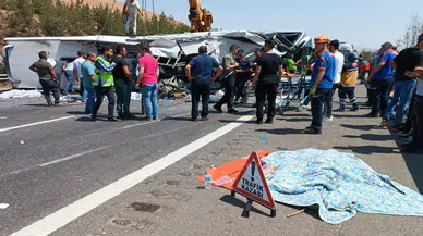 Adana'da kırmızı ışıkta bekleyen otomobile çarptı : 24 yaşındaki sürücü hayatını kaybetti
