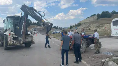 Kütahya'da otomobil ile traktör çarpıştı : 3 yaralı