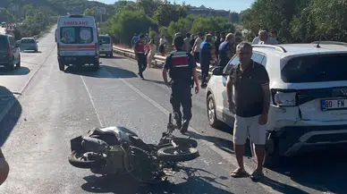 Alanya'da park halindeki otomobile çarpan motosikletteki 2 genç ağır yaralandı