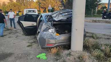Isparta Sav yolunda kaza : Takla atıp direğe çarpan otomobilde 2 kişi yaralandı