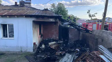 Erzincan'da ev yangını : 2 kişi dumandan etkilendi