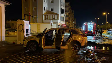 Kayseri'de şarj olan elektrikli araç alev alev yandı : Patlama anı kamerada