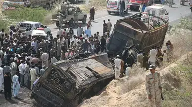 Pakistan’da uçuruma yuvarlanan otobüste 40 kişi öldü