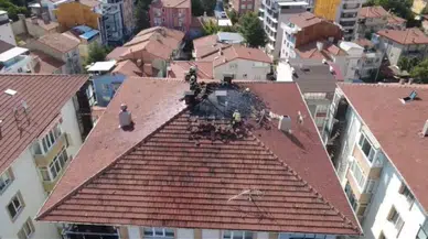 Kütahya'da yıldırım düşen apartman çatısında yangın çıktı