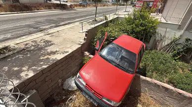 Eskişehir'de yola dökülen zeytinyağı kazaya neden oldu : Otomobil apartman bahçesine düştü