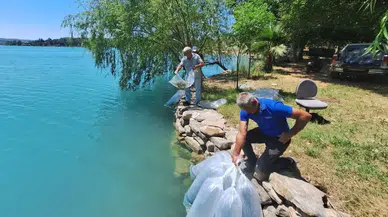 Manavgat’taki baraj gölü ve akarsulara 400 bin sazan yavrusu bırakıldı