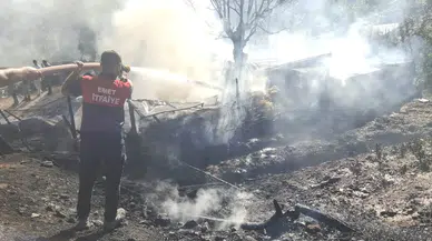 Kütahya Emet'te 2 büyükbaş hayvan telef oldu, 400 saman balyası yandı
