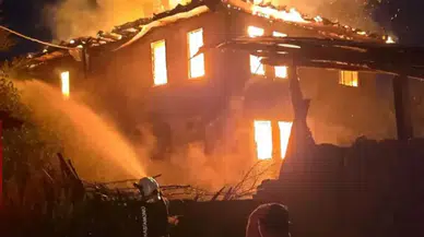 Kastamonu Taşköprü'de alevlere teslim olan ev kullanılmaz hale geldi
