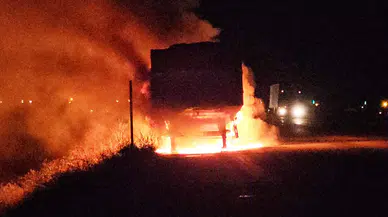 Bitlis'te tır yangını : Seyir halindeki bulgur yüklü dorse küle döndü
