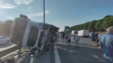 Büyükçekmece TEM Otoyolu'nda beton tankeri devrildi : Ankara istikameti trafiğe kapatıldı
