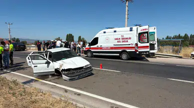 Afyonkarahisar'da otomobil bariyerlere çarptı : 3'ü çocuk 6 kişi yaralandı