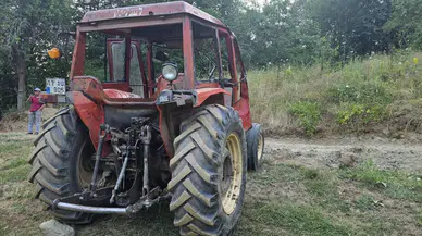 Bilecik'te traktör devrildi : Sürücü yaralandı