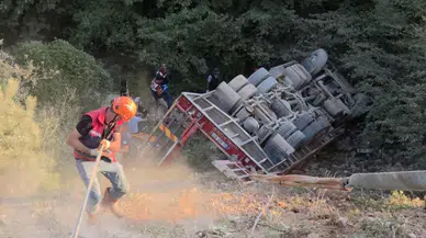 Sakarya'da şarampole devrilen tırın sürücüsü öldü