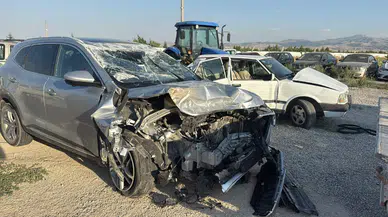 Afyonkarahisar'da iki otomobil çarpıştı : 1 ölü, 7 yaralı