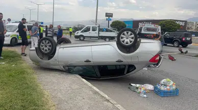 Erzincan'da önüne çıkan otomobile çarpmamak için manevra yaptı, takla attı : 2 yaralı