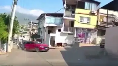 Hatay İskenderun'da otomobil kontrolden çıkıp duvara çarptı