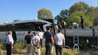 Tur otobüsü tıra çarptı: 2 ölü, 8 yaralı
