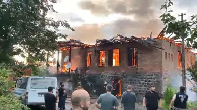 Artvin'de yangın paniği : 2 katlı ev küle döndü