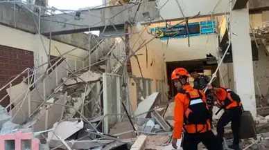 Endonezya'daki 7.7'lik felakette bilanço artıyor : Can kaybı 100'e yükseldi
