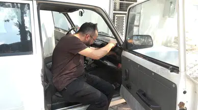 Aracının kabloları kesildi, koltuğuna bıçak bırakıldı