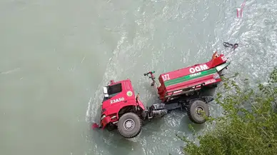 Hakkari'de orman yangınına giden arazöz Zap Suyu'na düştü : 3 yaralı