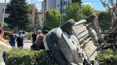 Eskişehir'de ağaca çarpan araç sürücüsü yaralandı