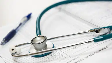 Manisa'da doktor ameliyat için hastalardan para talep etti
