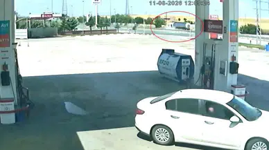 Direksiyon başında kalp krizi geçirdi : Tır bariyerlere çarptı