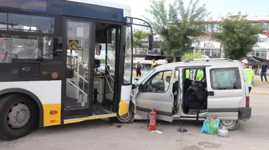 Karaman'da halk otobüsü ile ticari araç çarpıştı : 2'si çocuk 5 yaralı