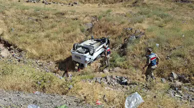 Bingöl'de hafif ticari araç şarampole devrildi : 6 yaralı