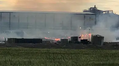 İzmir Tire’de kağıt fabrikasının deposunda yangın çıktı