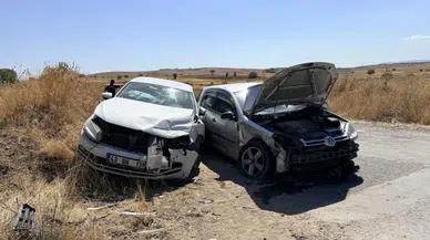 Kütahya'da feci kaza : Otomobiller hurdaya döndü, 3 yaralı