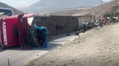 Hatay'da freni patlayan tır otomobile çarpıp devrildi : 1 yaralı