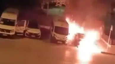 Küçükçekmece'de 2 araçta yangın : Araçlar kullanılamaz halde